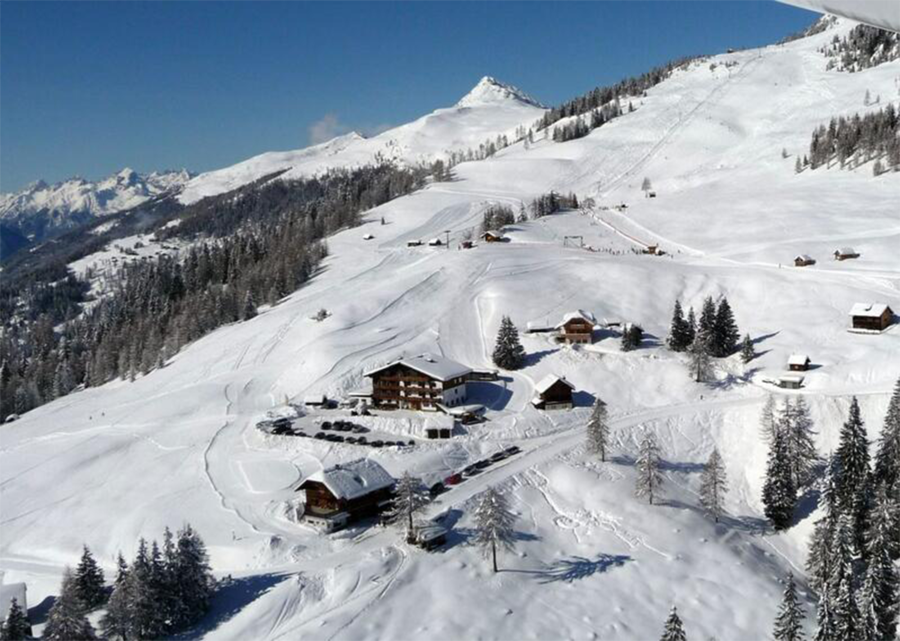 Die Emberger Alm im Winter unter einen dicken Schneeschicht
